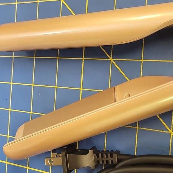 2-in-1 Hair Straightener and Curler Rose Gold - Picture 3 of 4